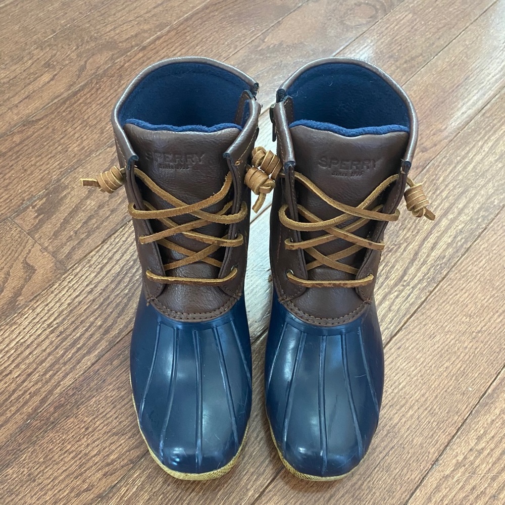Sperry size 4